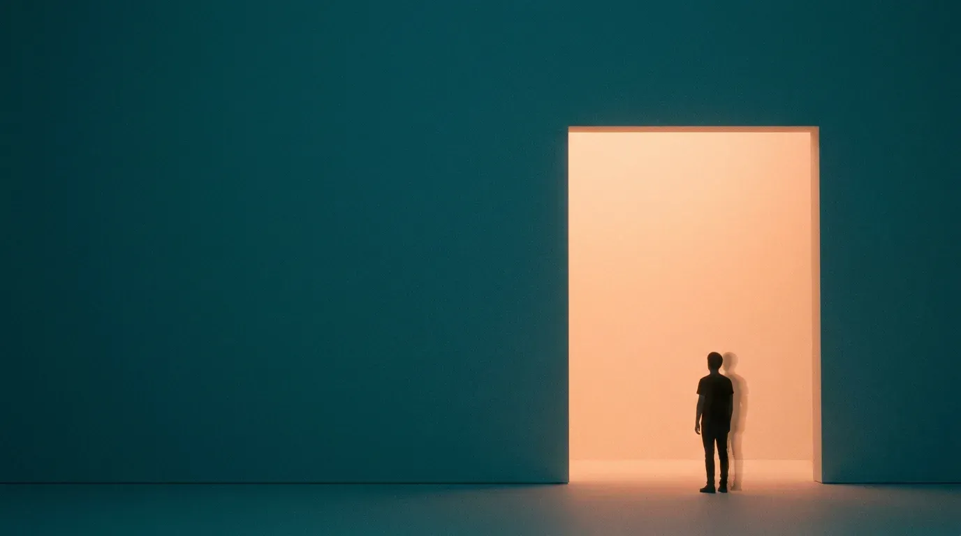 Silueta de una persona ante una puerta luminosa sobre fondo teal