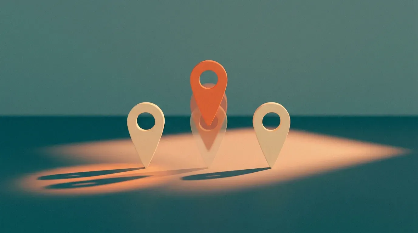 Tres marcadores de mapa, el central naranja y más alto, sobre una superficie teal